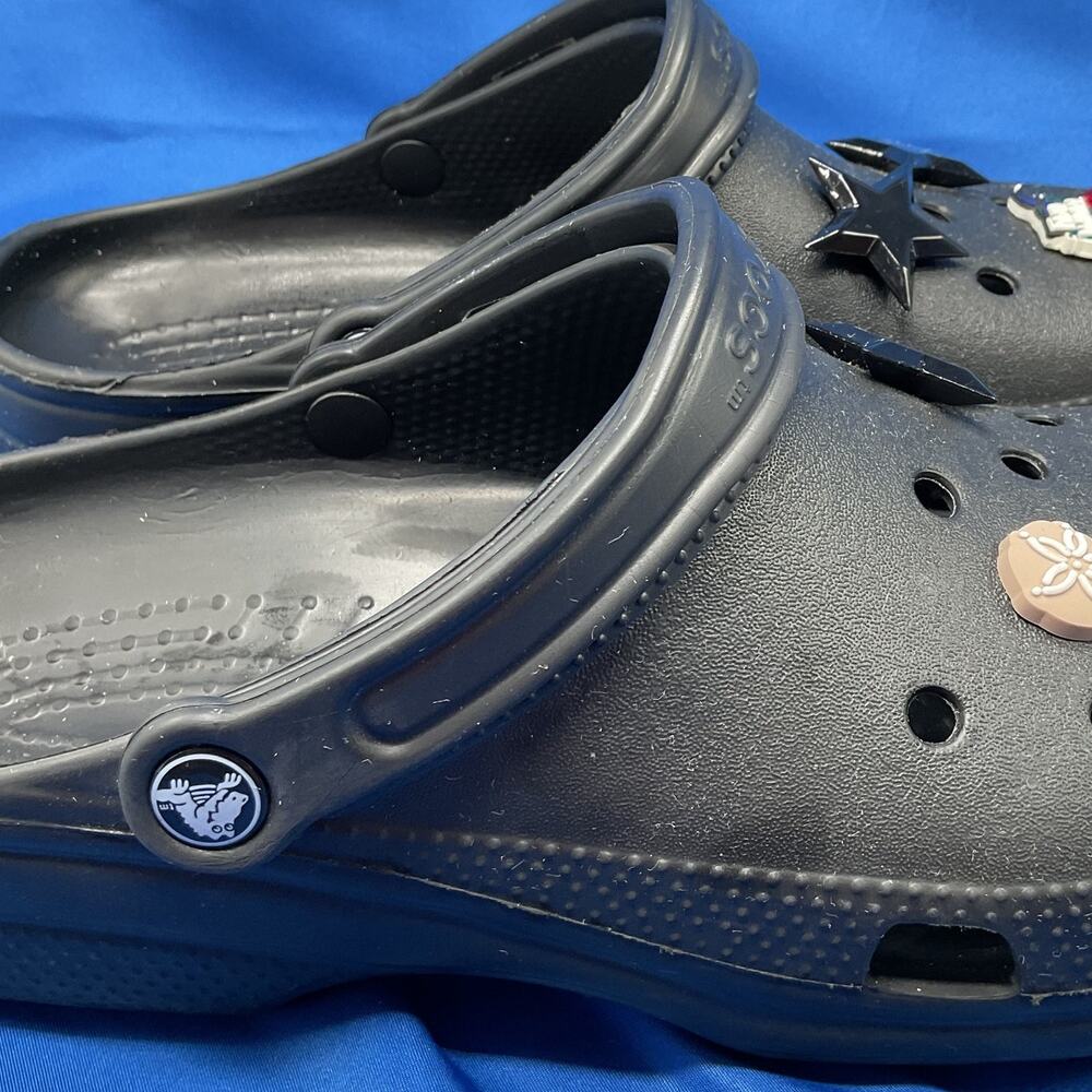 Classic Crocs Black mens 11 With Jibbitz - Picture 9 of 10